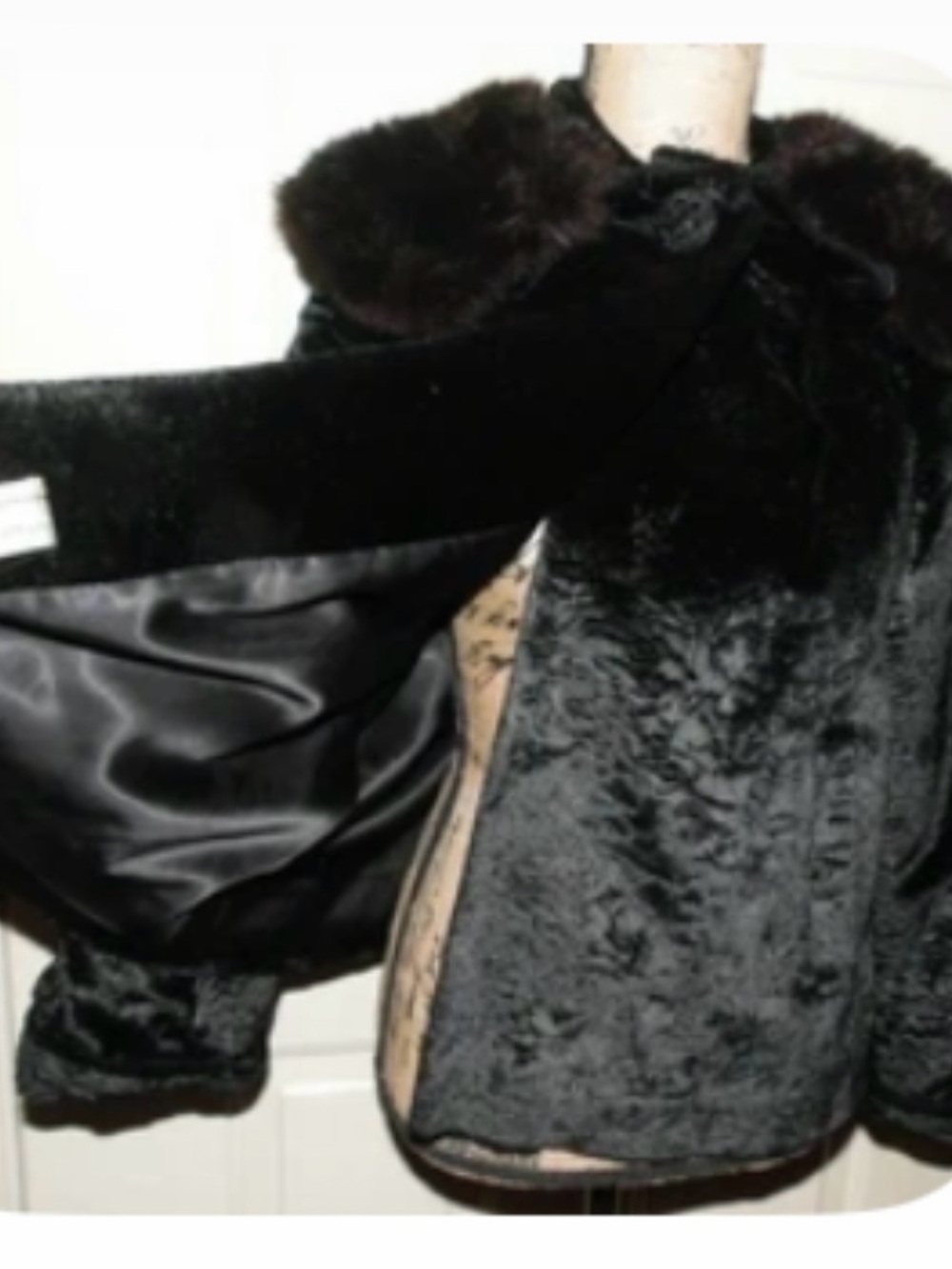 Vintage 1940s/50s-Glam Black
Velvet Fur Collar Hollywood Dress Coat